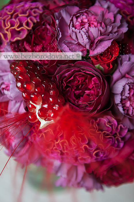 Яркий малиновый свадебный букет с грантом, и пионовидной розой