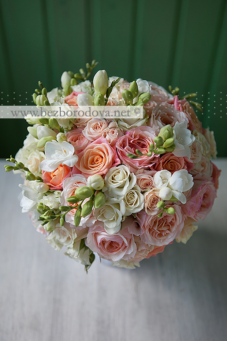 Нежный персиковый букет из пионовидных роз с белой фрезией и кремовой кустовой розой