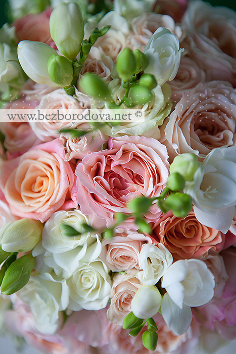 Нежный персиковый букет из пионовидных роз с белой фрезией и кремовой кустовой розой