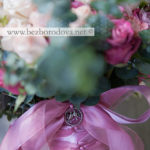 Нежный букет из кремовых пионовидных роз свободной формы с ягодами гиперикума, эвкалиптом и розовой розой