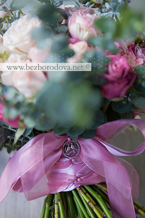 Нежный букет из кремовых пионовидных роз свободной формы с ягодами гиперикума, эвкалиптом и розовой розой
