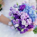 Фиолетовый букет из эустомы, с лавандой, сиреневыми розами и голубой гортензией