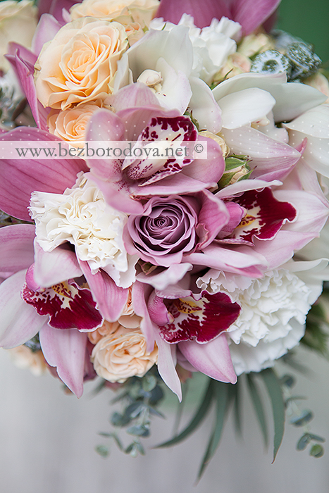 Букет невесты из белых и розовых орхидей цимбидиум, с сирневыми розами, кремовой кустовой розой и зеленью эвкалипта
