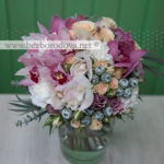 Букет невесты из белых и розовых орхидей цимбидиум, с сирневыми розами, кремовой кустовой розой и зеленью эвкалипта