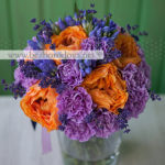 Яркий и необычный букет невесты из оранжевых пионовидных роз и сиреневых гвоздик с лавандой и синей гентианой