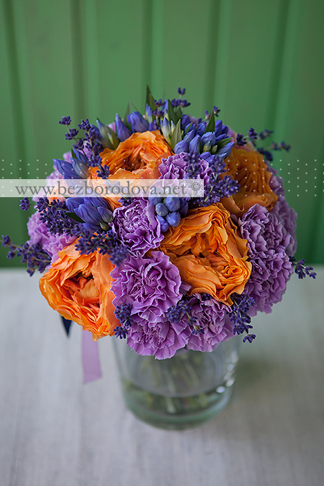 Яркий и необычный букет невесты из оранжевых пионовидных роз и сиреневых гвоздик с лавандой и синей гентианой