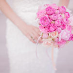 Малиновый букет из пионовидных роз с розовыми пионами