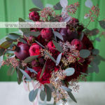 Осенний букет цвета марсала с гранами, пионовидными розами и эвкалиптом