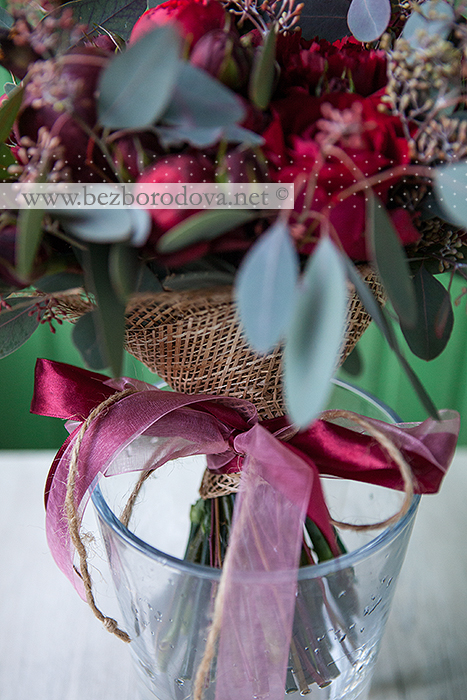 Осенний букет цвета марсала с гранами, пионовидными розами и эвкалиптом
