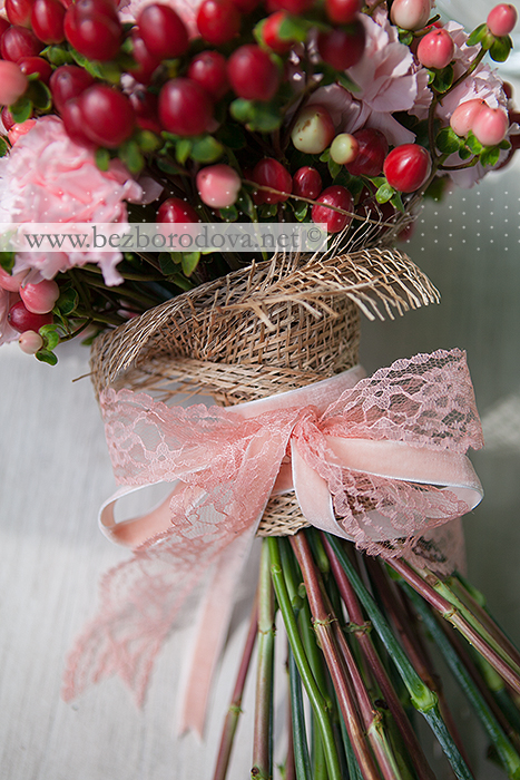 Подарочный букет из кустовых розовых роз с красными и персиковыми ягодами