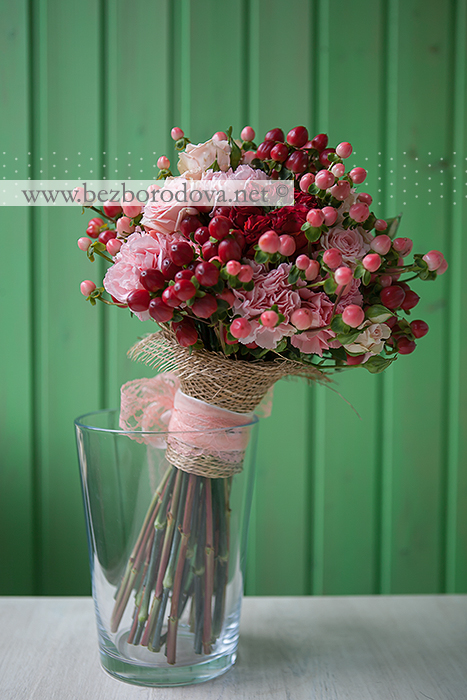Подарочный букет из кустовых розовых роз с красными и персиковыми ягодами