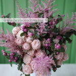 Букет в подарок из пионовидных роз с астильбой и розовыми ягодами
