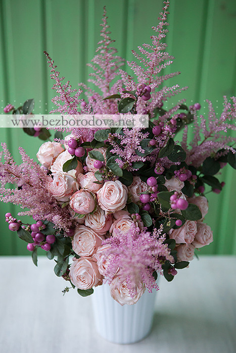 Букет в подарок из пионовидных роз с астильбой и розовыми ягодами