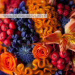 Осенний свадебный букет из оранжевых роз и гвоздик с рябиной и синим агапантусом