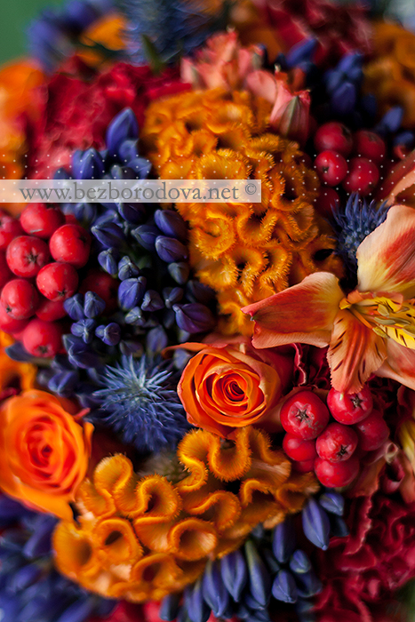 Осенний свадебный букет из оранжевых роз и гвоздик с рябиной и синим агапантусом