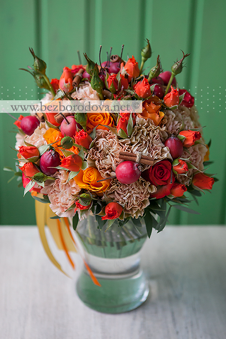 Осенний букет невесты с яблоками и корицей, оранжевыми розами и бежевой гвоздикой