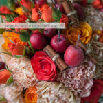 Яркий осенний букет из красных роз с яблоками, зелеными ягодами и хризантемой