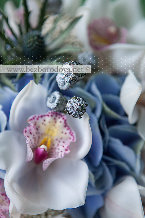 Свадебный букет из белых орхидей цимбидиум, голубой гортензии и синего эрингиума