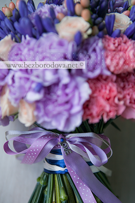 Персиковый свадебный букет из кустовых роз с ягодами, сиреневой гвоздикой и синим агапантусом
