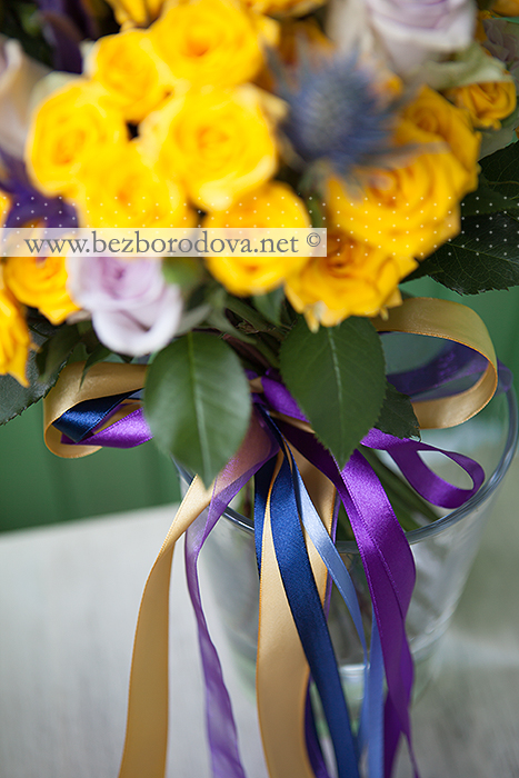 Желтый букет в подарок из кустовых роз, с фиолетовыми клематисами, синим эрингиумом и сиреневой розой