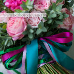 Малиново-розовый свадебный букет из пионовидных роз, целозии с суккулентом, серой цинерарией и изумрудной зеленью эвкалипта