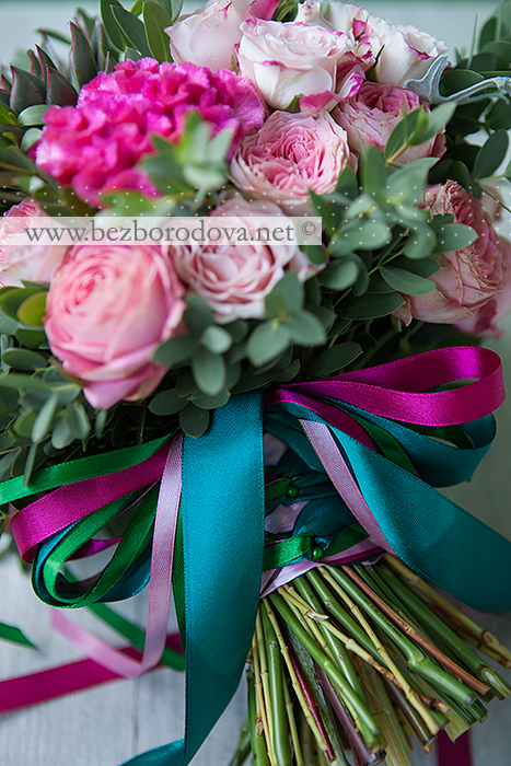 Малиново-розовый свадебный букет из пионовидных роз, целозии с суккулентом, серой цинерарией и изумрудной зеленью эвкалипта