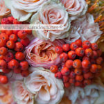 Персиковый букет из кустовых роз с рябиной, оранжевой розой каралуна и пионовидной розой