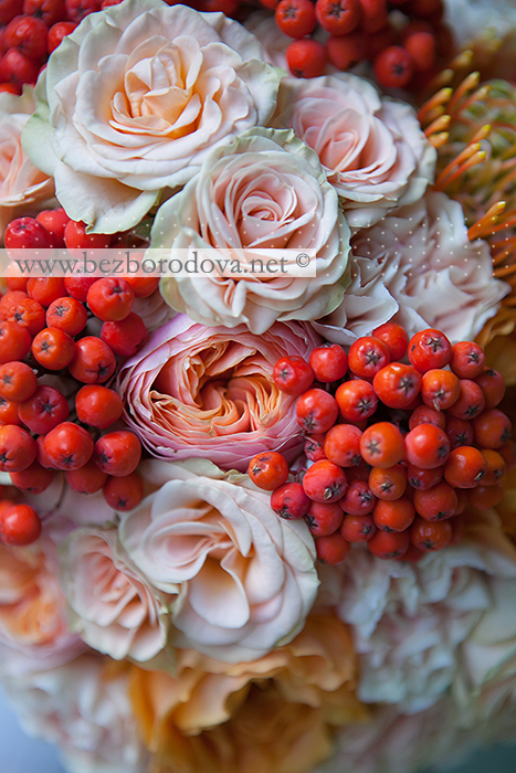 Персиковый букет из кустовых роз с рябиной, оранжевой розой каралуна и пионовидной розой вувузелла