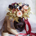 Осенний букет невесты из винных калл, коричневых роз с золотым эвкалиптом и девичьим виноградом