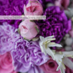 Розовый букет невесты из ранункулюсов и роз с серой брунией, сиреневой гвоздикой и белой нерине