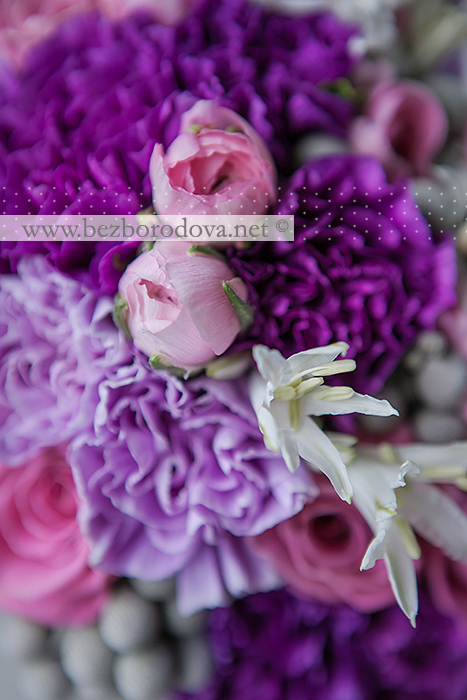 Розовый букет невесты из ранункулюсов и роз с серой брунией, сиреневой гвоздикой и белой нерине 