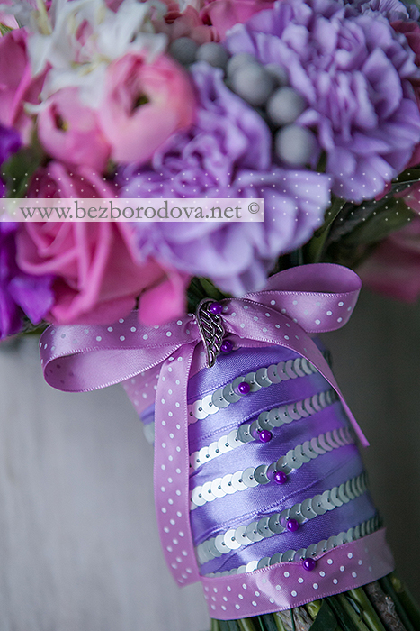 Розовый букет невесты из ранункулюсов и роз с серой брунией, сиреневой гвоздикой и белой нерине 