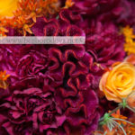 Осенний букет в подарок из оранжевых роз, асклепии, винных гвоздик и целозии