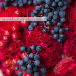 Красный осенний букет из пионовидных роз с целозией, ягодами гиперикума и девичьим виноградом