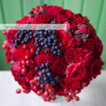 Красный осенний букет из пионовидных роз с целозией, ягодами гиперикума и девичьим виноградом