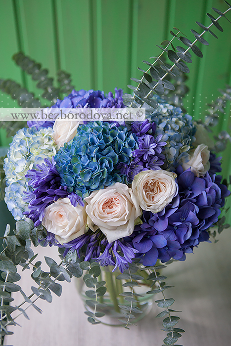 Подарочный букет из голубой гортензии, синего агапантуса, кремовых пионовидных роз и мятного эвкалипта
