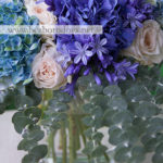 Подарочный букет из голубой гортензии, синего агапантуса, кремовых пионовидных роз и мятного эвкалипта