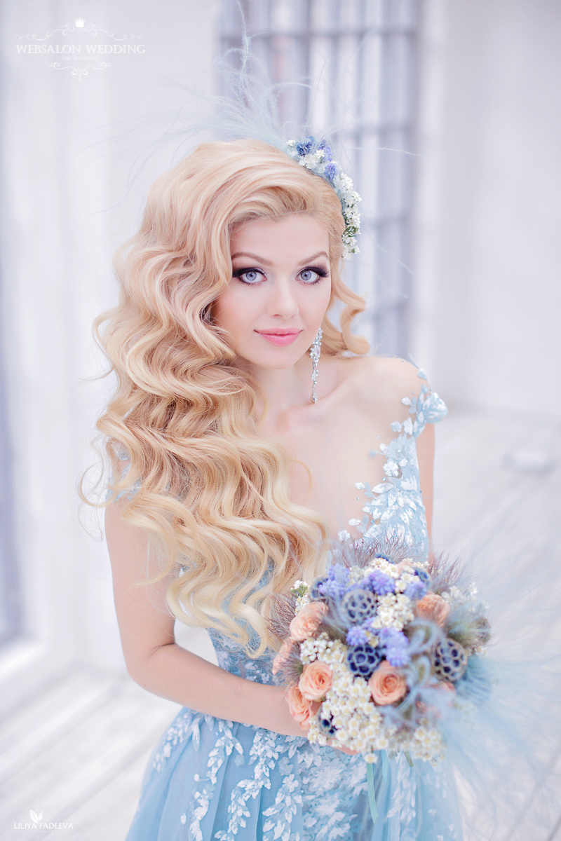 Необычный пушистый букет невесты с пульсатилой, коричневыми розами и голубыми мускари