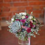 Зимний свадебный букет с суккулентом, эвкалиптом, белыми ранункулюсами и сиреневыми розами