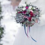 Зимний свадебный букет с суккулентом, эвкалиптом, белыми ранункулюсами и сиреневыми розами