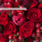 Загружен дляСвадебный букет из красных пионовидных роз с ягодами и перцами