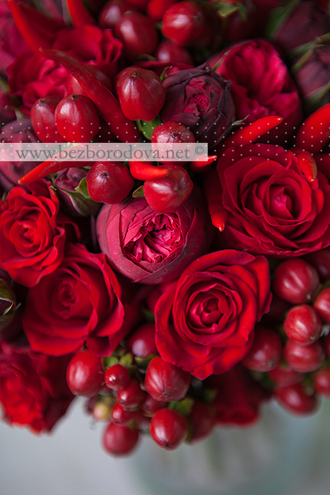 Свадебный букет из красных пионовидных роз с ягодами и перцами