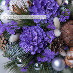 Новогодний свадебный букет с елочными шарами, ветками сосны, шишками, сиреневой статицей и пушистым лагурусом