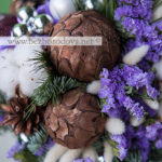 Новогодний свадебный букет с елочными шарами, ветками сосны, шишками, сиреневой статицей и пушистым лагурусом