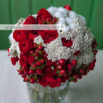 Красный свадебный букет из ранункулюсов, роз, ягод гиперикума с хлопком и белым озотамнусом