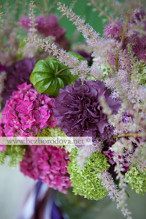 Летний свадебный розово-зеленый букет растрепыш свободной формы с астильбой, гортензией, физалисом и фиолетовой гвоздикой