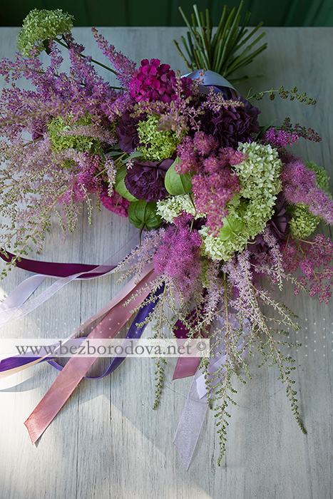 Летний свадебный розово-зеленый букет растрепыш свободной формы с астильбой, гортензией, физалисом и фиолетовой гвоздикой