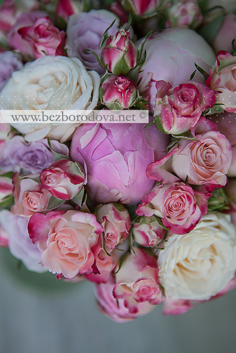 Свадебный букет из розовых пионов и кустовых роз, кремовых пионовидных роз и сиреневых роз 