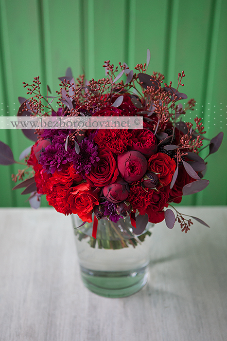 Осенний букет невесты цвета марсала из пионовидных роз с красным эвкалиптом, хризантемами и ягодами