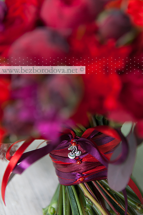 Осенний букет невесты цвета марсала из пионовидных роз с красным эвкалиптом, хризантемами и ягодами